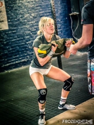 femme en mouvement au sandbag